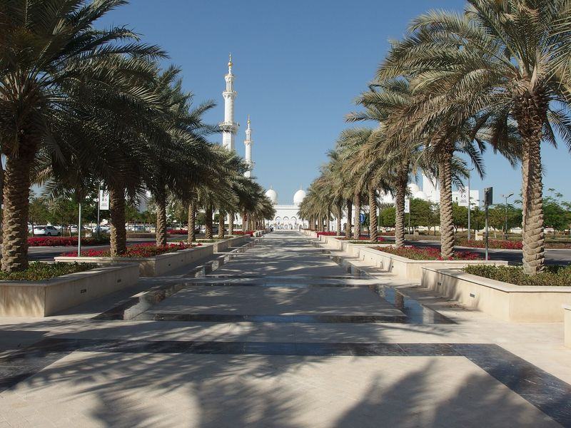 Sheikh Zayed Grand Mosque courtyard — Abu Dhabi, United Arab Emirates